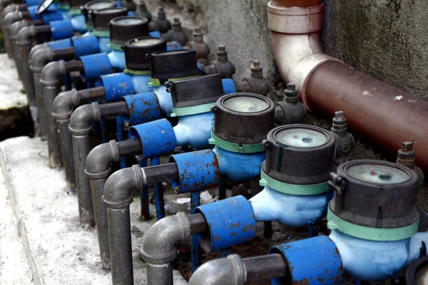 Fila de contadores de agua — Foto de Stock