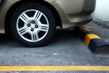 Arabanın arka tekerleği ve Park yuvası stoper