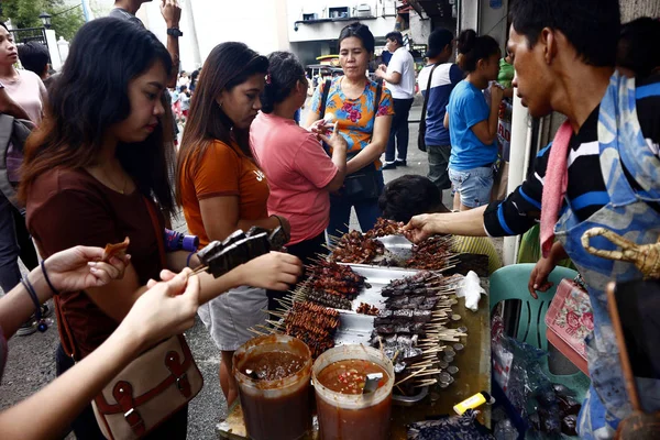 Клиенты выстраиваются в очередь и покупают разнообразную уличную еду — стоковое фото