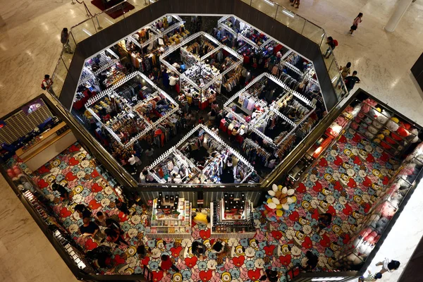 Οι πελάτες επισκέπτονται και ψωνίζουν στο παζάρι πάγκους πουλώντας ρούχα και άλλα αξεσουάρ μόδας — Φωτογραφία Αρχείου
