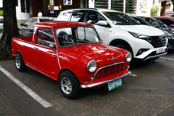 Um clássico vermelho colorido e mini carro vintage — Fotografia de Stock