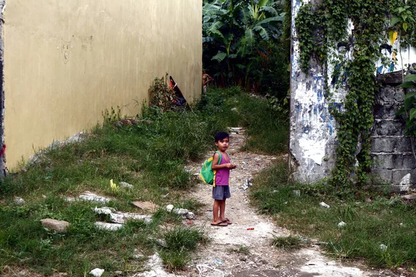 Bir okul geri paketi taşıyan genç bir Filipinli çocuk