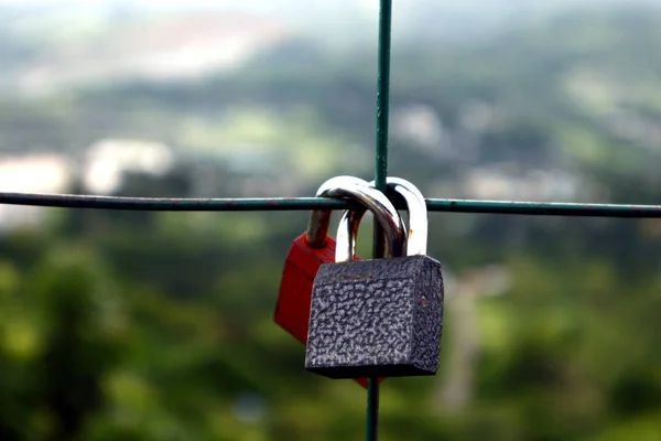 Cadenas sur une clôture métallique comme un symbole de promesse entre les gens — Photo