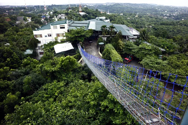 Zavěšený most, který vede k vyhlídkové palubě o 360 stupňů — Stock fotografie