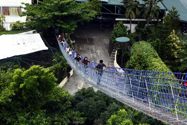 Pont suspendu qui mène à un pont de vision à 360 degrés — Photo