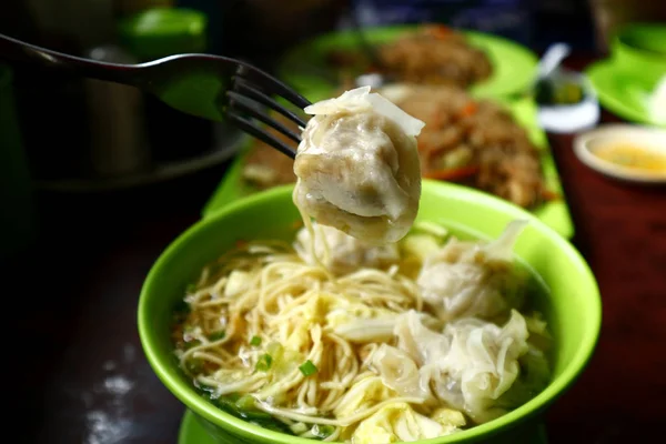 Sopa de fideos recién cocinada y gratuita — Foto de Stock