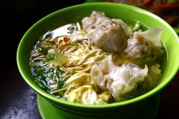 Freshly cooked wanton noodle soup — Stock Photo, Image