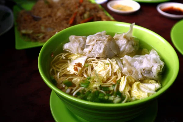 Freshly cooked wanton noodle soup — Stock Photo, Image