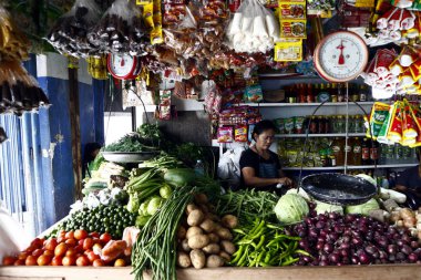 Bir kamu pazarında sebze standında ekranda çeşitli taze sebzeler. Asya, Asya, Filipinler, Filipinli, Manila, Antipolo, Rizal, şehir, kentsel, il, iş, sanayi, dükkan, durak, kiosk, s