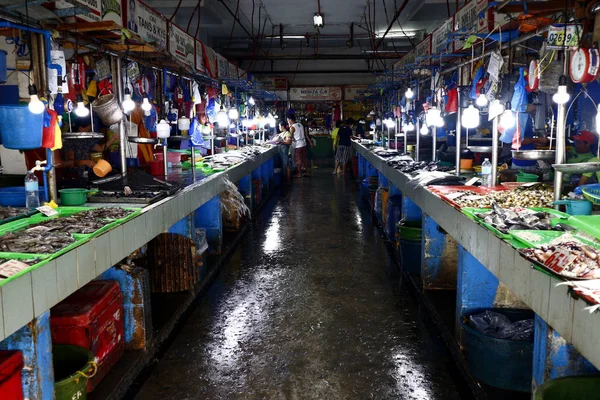 Surtido de pescados y mariscos frescos expuestos en puestos dentro de un mercado público . —  Fotos de Stock