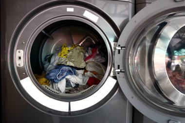 Bir spin kurutucu içinde yıkanmış giysiler