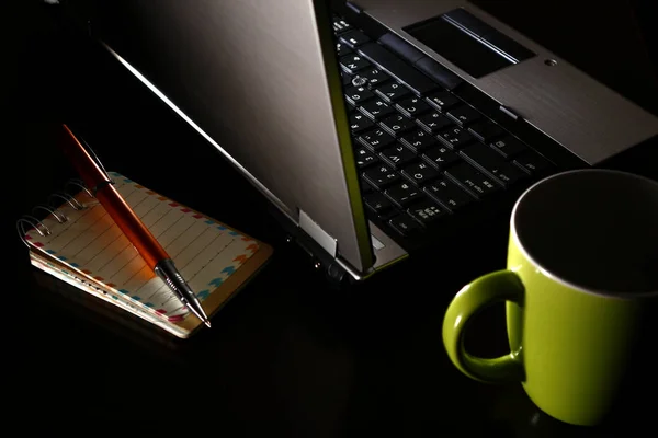 Ordenador portátil, taza de café, bolígrafo y portátil . — Foto de Stock