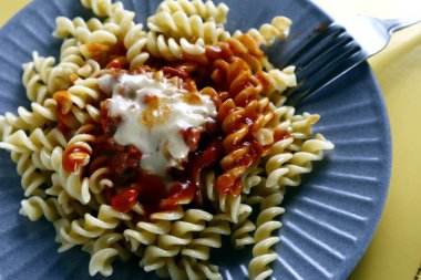 Peynir ve domates soslu taze pişmiş spiral makarna