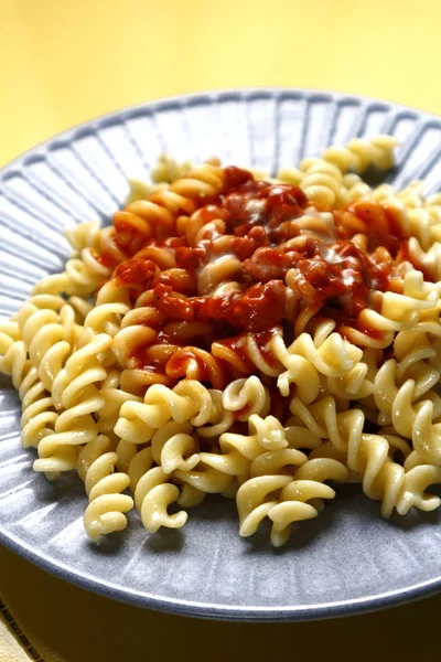 Freshly cooked spiral pasta with cheese and tomato sauce — Stock Photo, Image