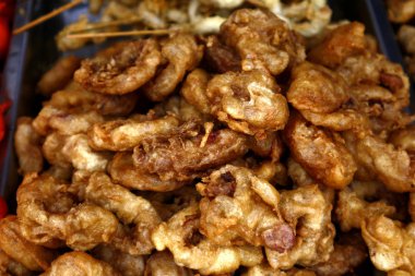 Derin kızarmış kalamar halkaları veya calamares