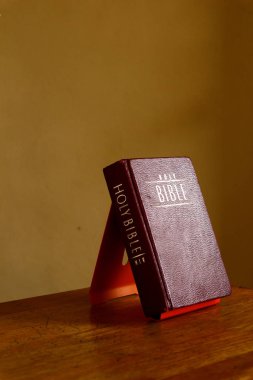 Bir masada Kutsal Kitap