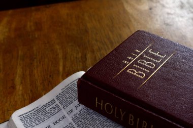 Bir masada Kutsal Kitap