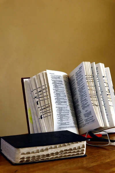 Bíblias Sagradas em uma mesa e óculos — Fotografia de Stock