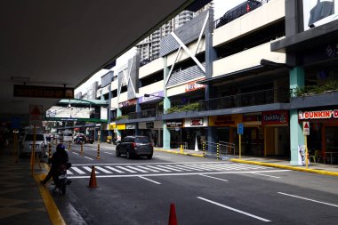 Ticari bir alışveriş merkezinde restoranlar, kafeler ve diğer mağazalar.