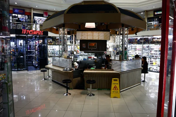 Ticari bir alışveriş merkezi içinde snack bar ve oyuncak mağazaları. — Stok fotoğraf