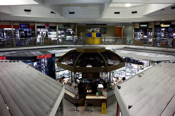 Lanchonete e lojas de brinquedos dentro de um shopping center comercial . — Fotografia de Stock