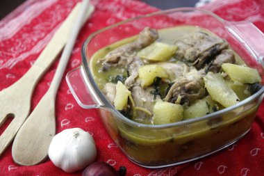 Taze pişmiş Filipinli yemek Tinolang Manok denir