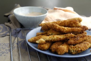 Taze pişmiş gevrek tavuk şeritler