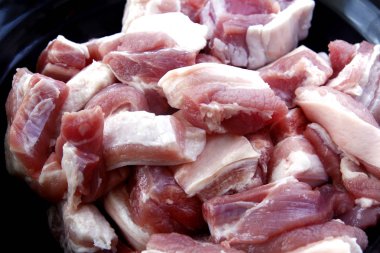 Dilimlenmiş taze çiğ domuz göbeği