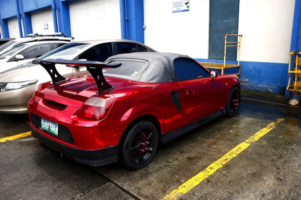 Carro esportivo vermelho estacionado em um estacionamento de um centro comercial . — Fotografia de Stock