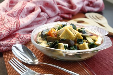 Taze pişmiş Filipinli incelik Dinengdeng denir