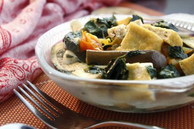 Taze pişmiş Filipinli incelik Dinengdeng denir