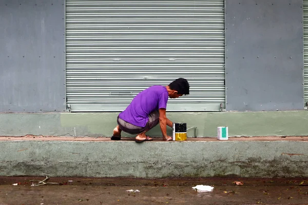 Adult Filipino man painting wall of building — Stock Photo, Image