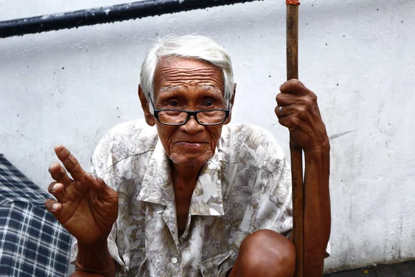 Senior Filipino man with eyeglasses looks and pose for the camera. — Stock Photo, Image