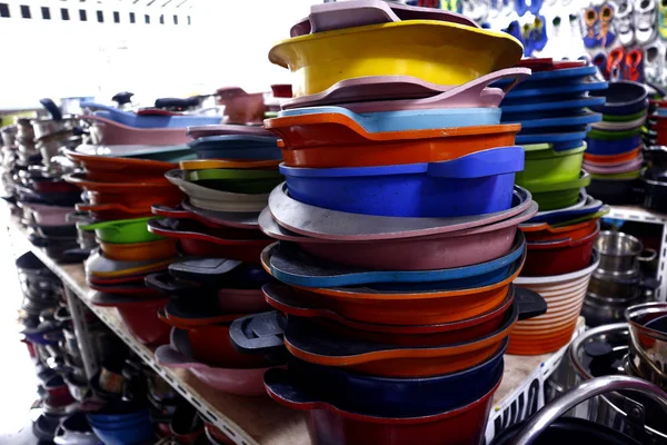 Różne kolorowe garnki ceramiczne i stalowe — Zdjęcie stockowe