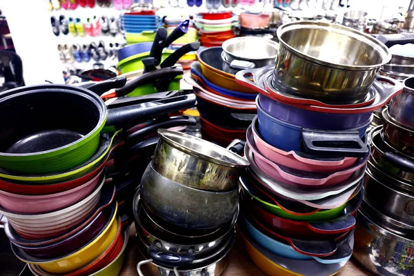 Diverse farverige keramiske og stål madlavning pander - Stock-foto