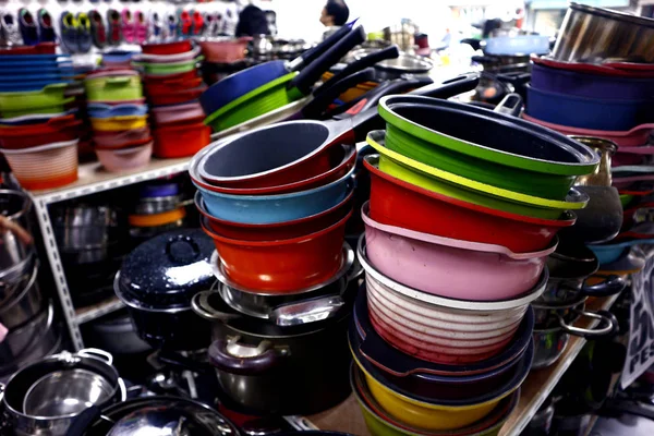 Разнообразные разноцветные керамические и стальные сковороды — стоковое фото