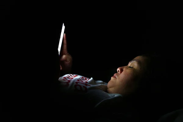 Dorosły Filipino kobieta używać smartphone w ciemny pokój — Zdjęcie stockowe