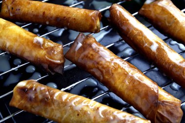 Taze pişmiş Turon ya da yumurta rulosunda kızarmış saba muzu.