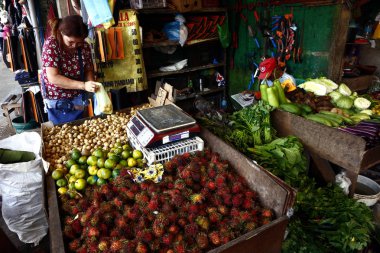 Kamu pazarında meyve ve sebze satıcıları.