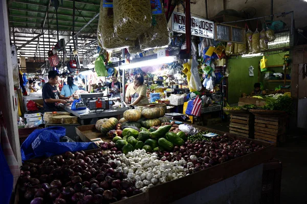 Fruit and vegetable vendors inside public market. — Stock Photo, Image