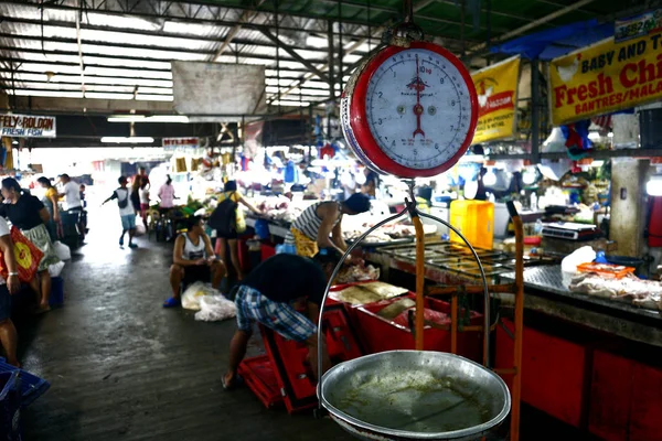 Balança de pesagem no mercado público que os clientes podem usar para verificar se o item comprado tem o peso certo — Fotografia de Stock