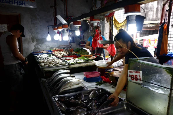 Peixes e outros vendedores de frutos do mar no mercado público . — Fotografia de Stock