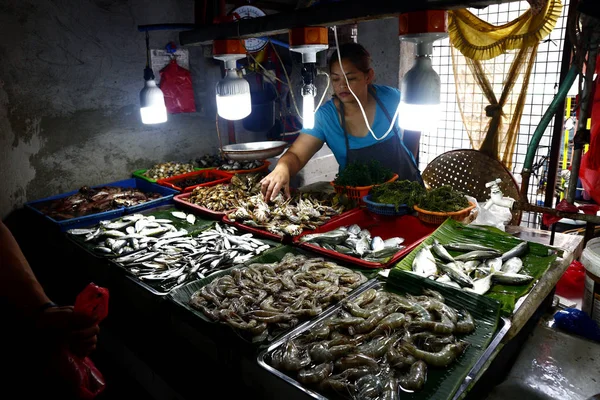 Peixes e outros vendedores de frutos do mar no mercado público . — Fotografia de Stock