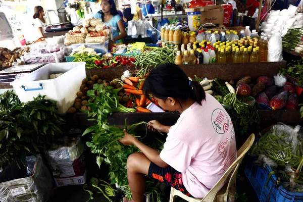 Kamu pazarında meyve ve sebze satıcıları. — Stok fotoğraf