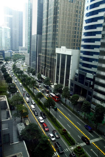 Bâtiments commerciaux et de bureaux le long de l'avenue Ayala dans le quartier central des affaires de Makati City . — Photo