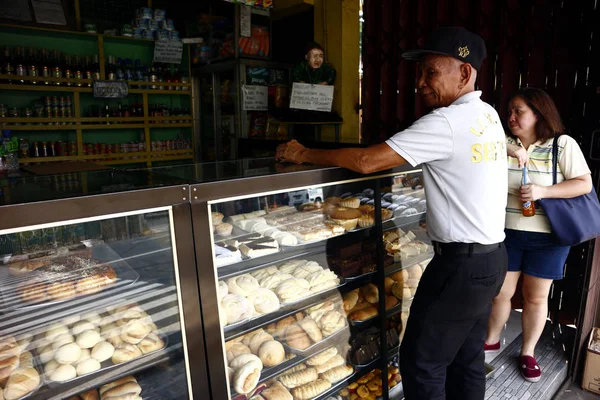 Los clientes compran pan recién horneado y pasteles en la panadería o panadería local . — Foto de Stock