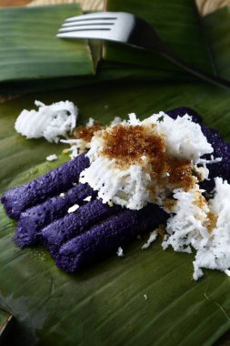 Yeni pişirilmiş Filipin lezzetinin fotoğrafı. Adı puto bumbong veya bambu tüplerinde pişirilmiş mor glutenöz pirinç.