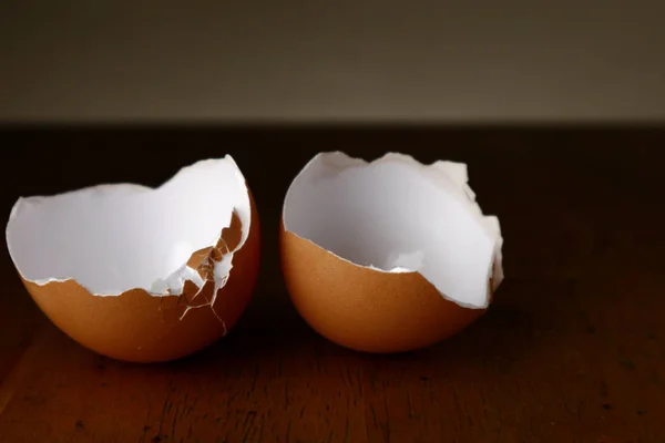 Pęknięta skorupa organicznego jaja — Zdjęcie stockowe