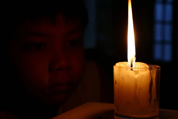 Young child looking at candle — Stock Photo, Image