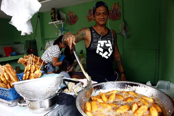 Vendedor de alimentos cocina manjar local llamado plátano cue — Foto de Stock